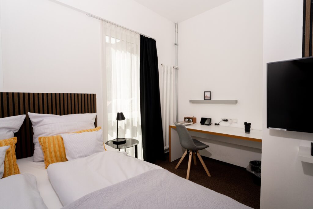 hotelzimmer-location interieur-aufnahme drehlocation-imagefilm tourismus-hospitality produktvideo-unterkunft interview-setup-möglich available-light b-roll-szene kameraobjektiv-requisite moderne-ausstattung