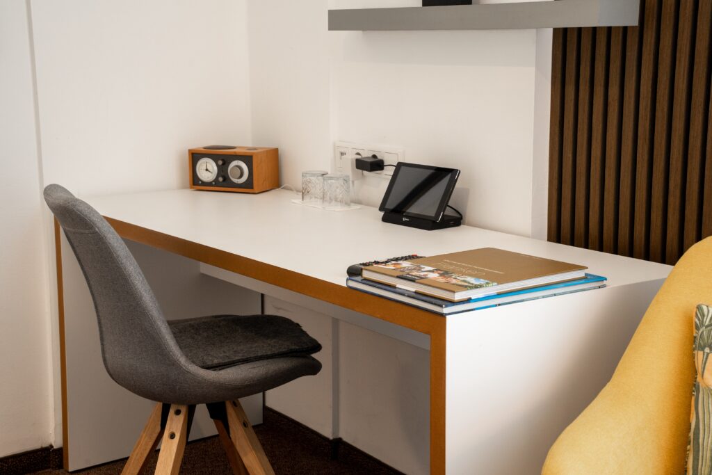 Preproduktion-Arbeitsplatz Schreibtisch-Setup Tablet-Display Notizbuch-Stapel Interview-Vorbereitungs-Setup Drehplan-Review