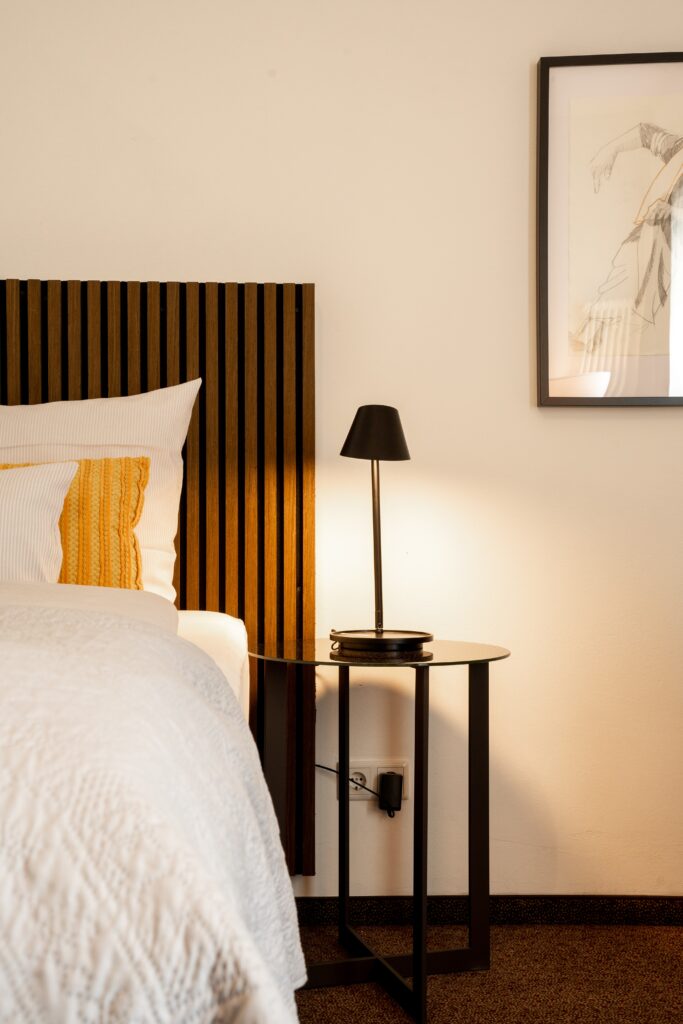 hotelzimmer-interior, imagefilm-dreh, detailaufnahme-nachttisch, design-kopfteil, warme-lichtstimmung, produktvideo-lampe, architektur-aufnahme, b-roll, set-design