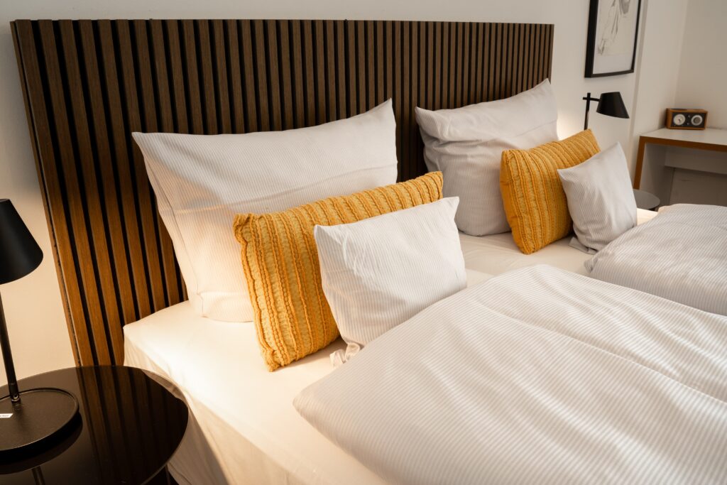 Hotelzimmer-Interior Hospitality-Imagefilm Produktvideo-Bettwäsche Detailshot-Kissen Holz-Kopfteil Mood-Lighting Setdesign-Modern Location-Scouting Cinematic-Close-up