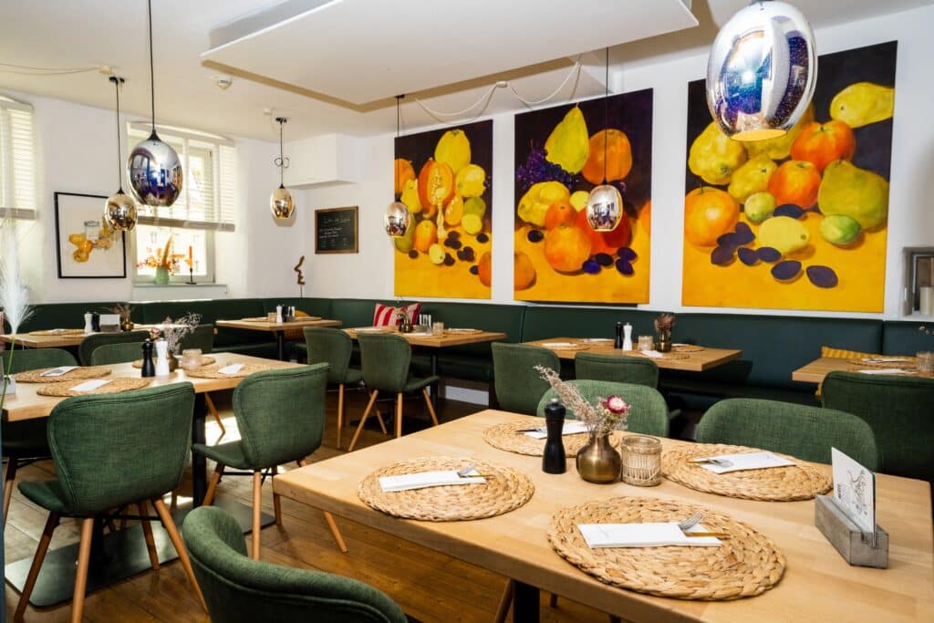 Restaurant-Interieur Gastronomie-Location Imagefilm-Dreh Ambiente-Aufnahmen Innenraum-Szene Tageslicht-Setup Weitwinkel-Einstellung Tisch-Setup Deko-Elemente Wandkunst-Backdrop Detail-Shots Produktvideo-Gastronomie