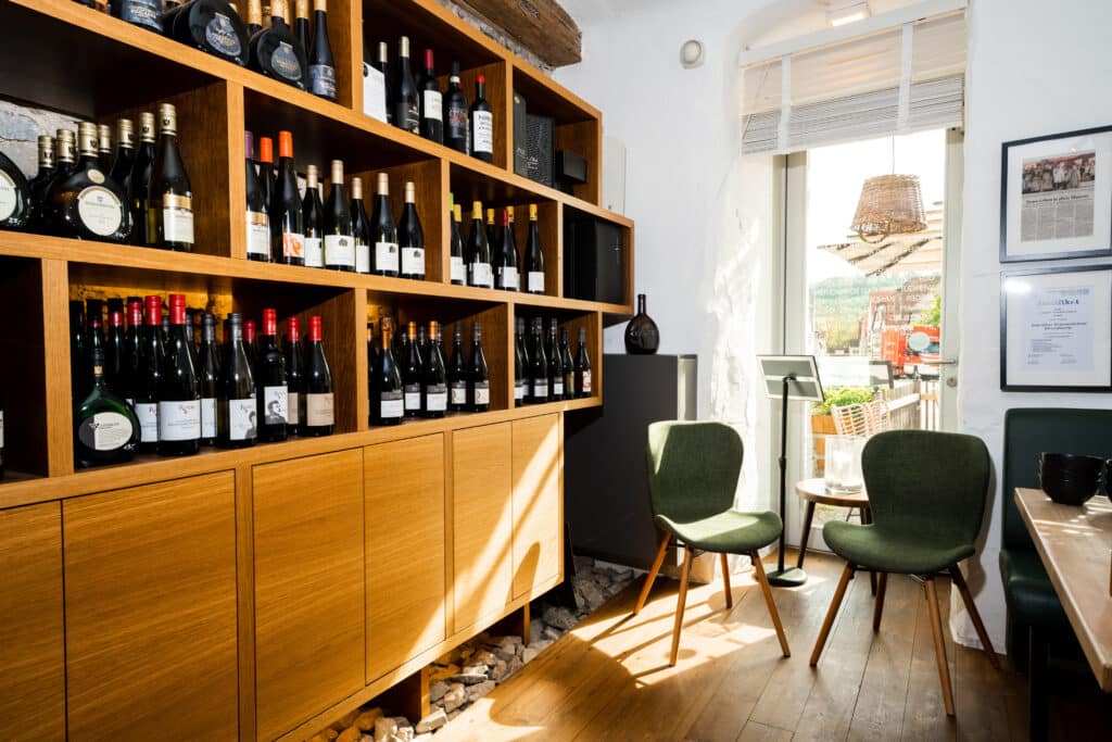Weinbar-Interior Location-Scouting Produktvideo-Weingut Imagefilm-Gastronomie B-Roll-Detailaufnahmen Regal-mit-Weinflaschen Natürliches-Licht Innenraum-Aufnahme Interview-Location Marken-Inszenierung