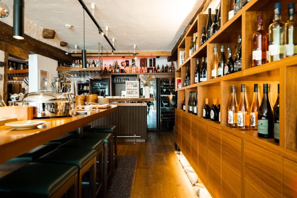 Gastronomie-Location, Bar-Interieur, Weinregal-Detail, Tresen-Atmosphäre, Imagefilm-Dreh, Produktvideo-Getränke, B-Roll-Aufnahmen, Kamera-Setup-Innenraum, Warmes-Licht-Design, Markenwelt-Inszenierung