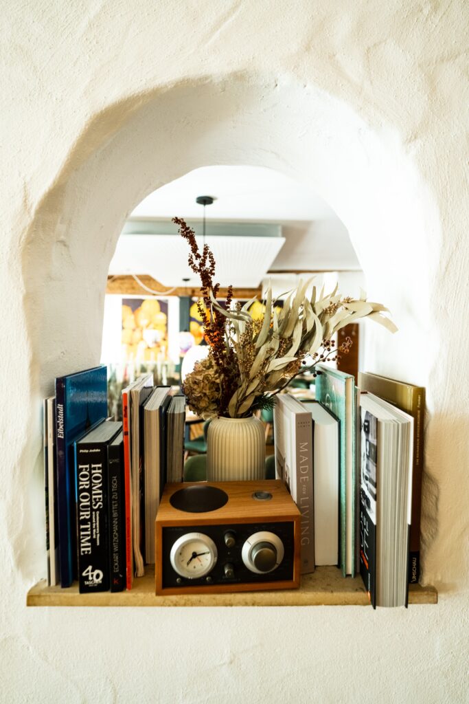 Imagefilm-B-Roll, Interior-Detail-Aufnahme, Location-Scouting-Design, Bücher-Regal-Retro-Radio, Trockenblumen-Vase, Café-Atmosphäre, Setdesign-Inspiration