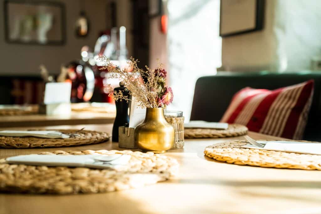 gastronomie-location restaurant-tischdeko tabletop-setup imagefilm-dreh produktvideo-food detailaufnahme tageslicht-stimmung bokeh-hintergrund farbbearbeitung-look