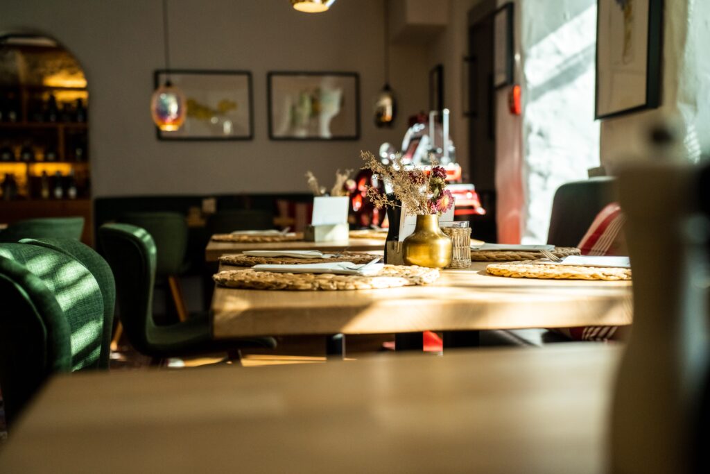 Gastronomie-Interior Imagefilm-Dreh gedeckter-Tisch Detail-Aufnahmen Available-Light Cinematic-Tiefenschärfe Location-Scouting Produktvideo-Gastronomie