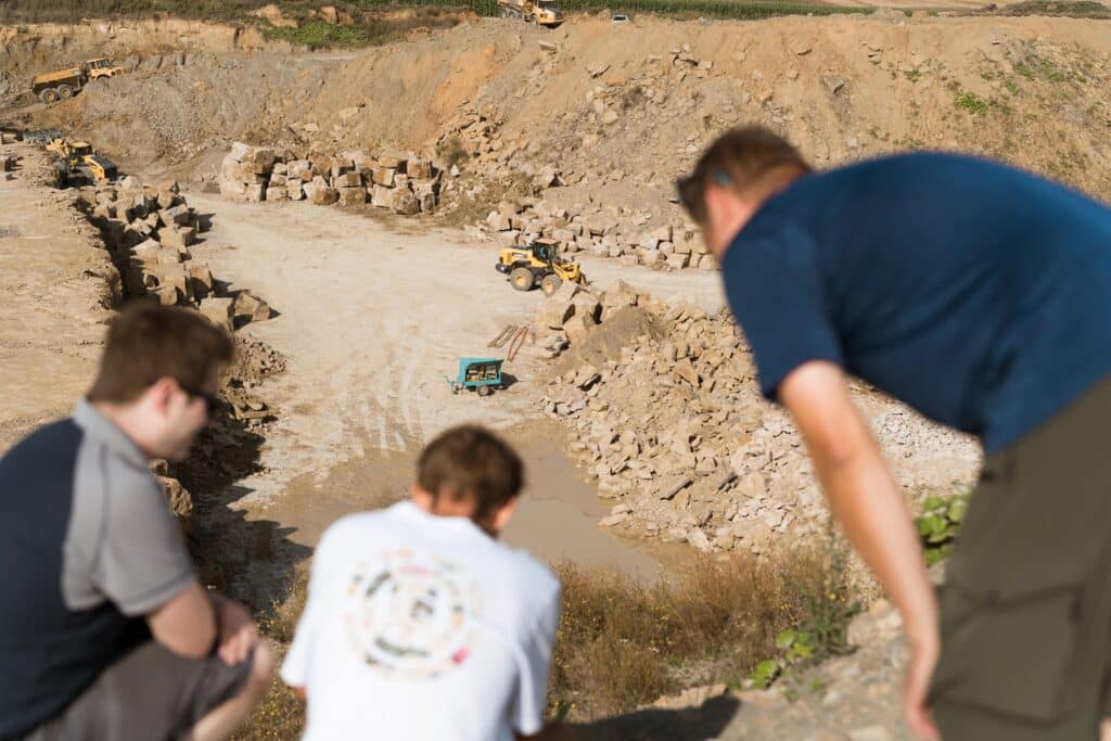 Industrieumgebung-Steinbruch, Baustellen-Dreh, Radlader-Muldenkipper, Schwermaschinen-Einsatz, Standort-Scouting, Imagefilm-Drehvorbereitung