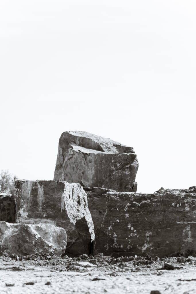 industrieumgebung-steinbruch-b-roll-felsblöcke-low-angle-schwarzweiß-naturstein-imagefilm