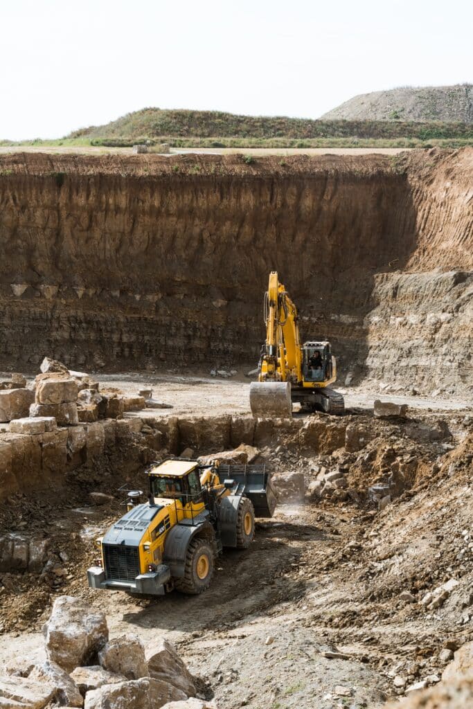 Industrie-Umgebung-Steinbruch-Szene-Bagger-Radlader-Schwerlast-Baumaschinen-Drohnen-Aufnahme