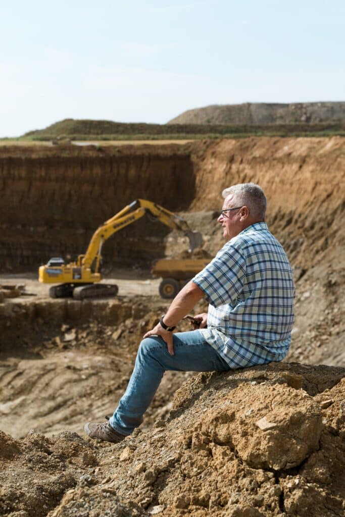 Industrieumgebung-Baustelle, Steinbruch-Tagebau, Bagger-Einsatz, Erdarbeiten-Schweres-Gerät, Baustellen-Imagefilm, Recruiting-Video-Industrie, On-Location-Dreh, Unternehmensfilm-Rohstoffabbau