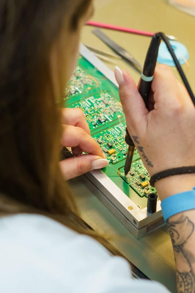 industrie-umgebung, produkt-video, industrie-film, makro-aufnahme, löten-an-leiterplatte, leiterplatten-bestückung, elektronik-fertigung, präzisions-arbeit, werkbank-detail, b2b-videoproduktion