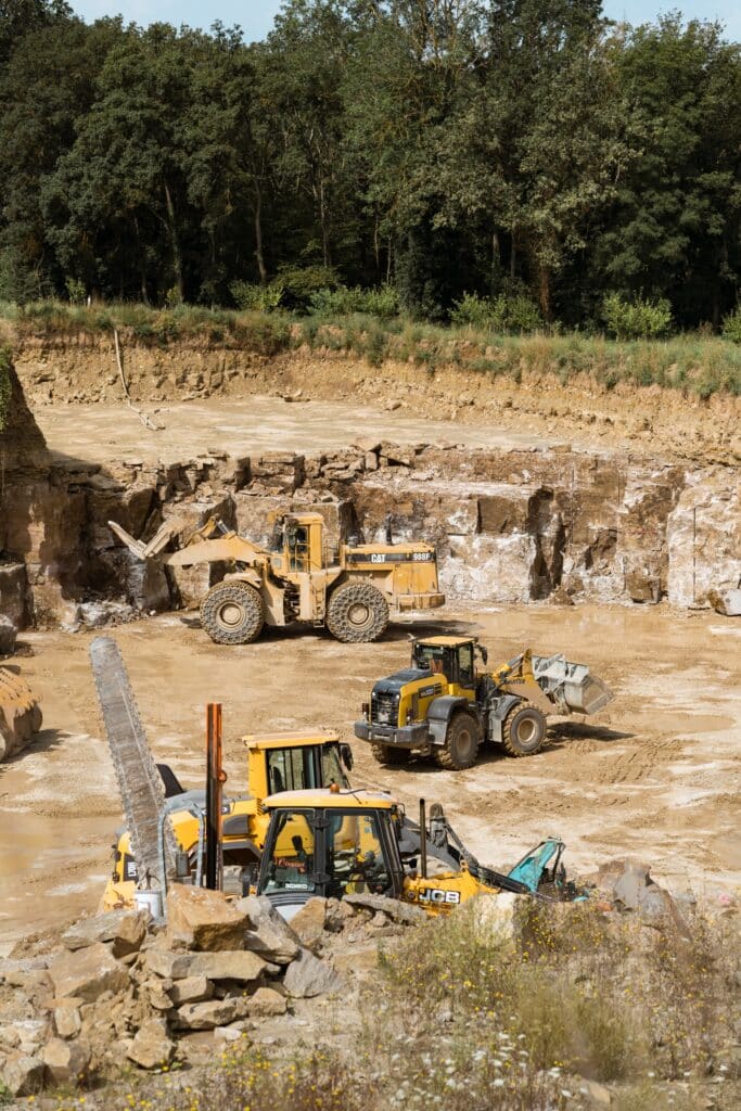 Industrieumgebung, Steinbruch, Baustelle, Radlader-im-Einsatz, Baggerarbeiten, Gesteinsabbau, Erdbewegung, Schweres-Baugerät, Baumaschinen-Detail, Imagefilm-Dreh, Produktvideo-Baumaschinen