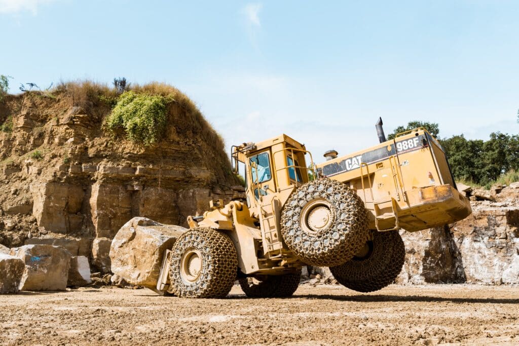 Industrieumgebung-Steinbruch, Radlader-Schwerlast, Baumaschinen-Action, Baustellen-Dreh, Schwergerät-Produktvideo, B2B-Imagefilm