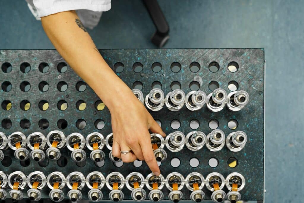 Industrie-Umgebung Produktvideo-Detail Qualitäts-Kontrolle Präzisions-Bauteile Montage-Prozess Werkbank-Szene Hand-Interaktion Komponenten-Reihe Makro-Aufnahme