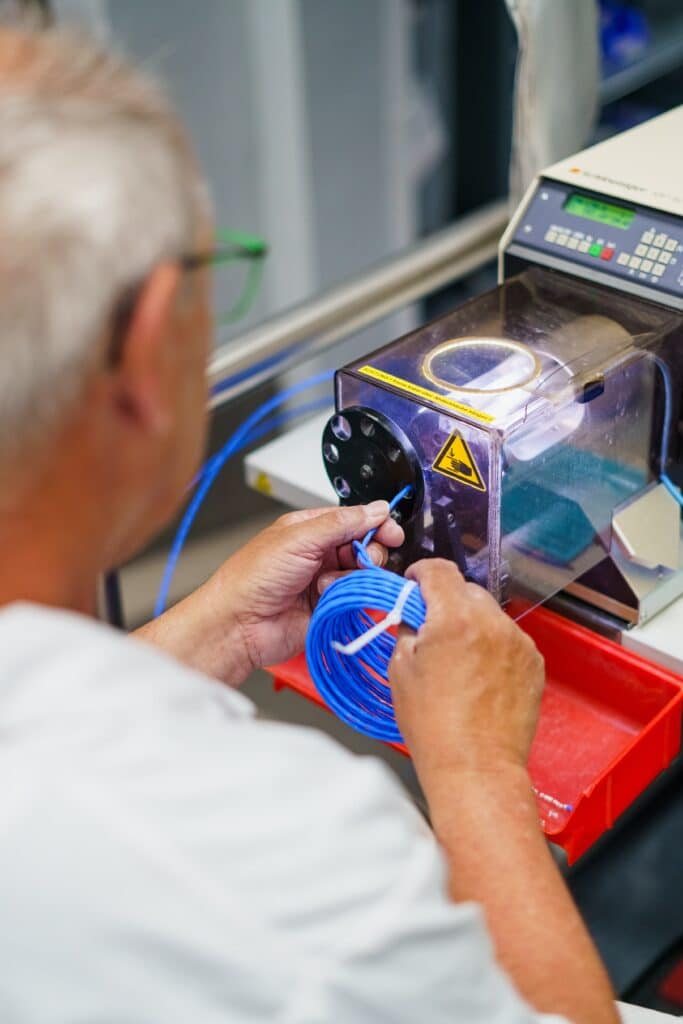 Industrie-Umgebung - Kabel-Konfektion - Maschinen-Bedienung - Detail-Aufnahme - Produkt-Video - Fertigungs-Prozess - Nah-Aufnahme - Elektronik-Produktion - Technik-Workflow - B2B-Industriefilm