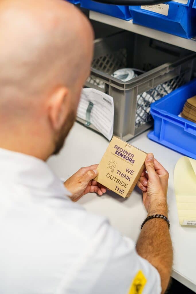 produktvideo-industrieumgebung nahaufnahme-verpackung sensorik-branding hände-im-einsatz b-roll-werkbank lager-und-montage detailaufnahme-produkt imagefilm-dreh