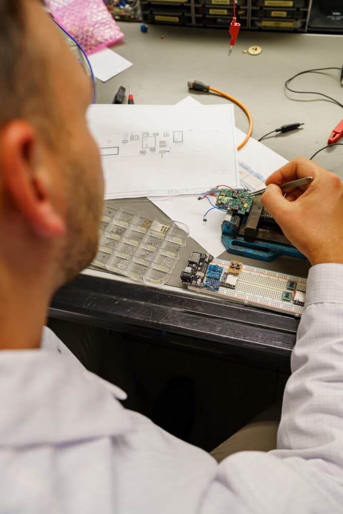 Elektronik-Labor Detail-Aufnahme Platinen-Entwicklung Löt-Arbeitsplatz Breadboard-Setup Mikro-Bauteile Schaltplan-Dokumente Produktvideo-Dreh