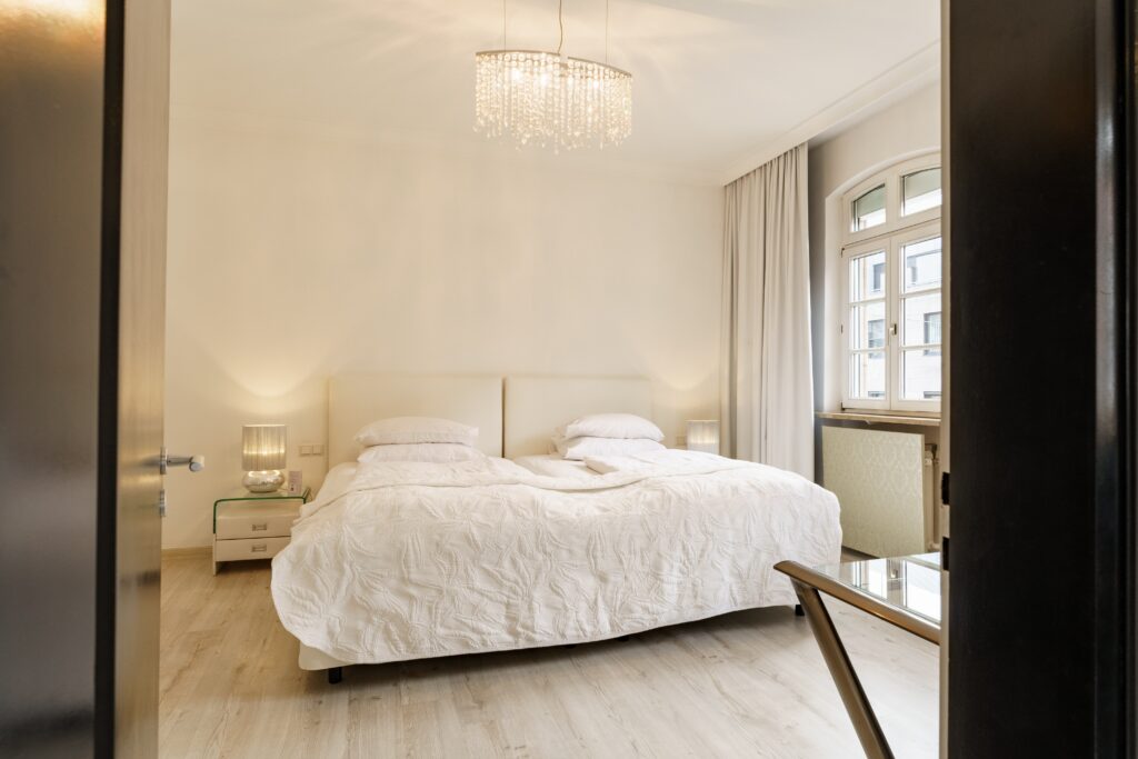 Hotelzimmer-Interior, Imagefilm-Hotellerie, Interior-Dreh, Architekturfilm-Location, Tageslicht-Szene, Mood-Lighting, Premium-Unterkunft, Immobilien-Video