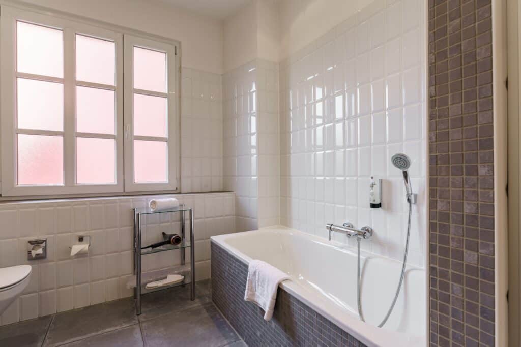 Produktvideo-Sanitär Badezimmer-Location Interior-Dreh Badewanne-Detail Kachel-Optik Weitwinkel-Aufnahme Available-Light Clean-Design Hotel-Imagefilm Aufnahme-Set