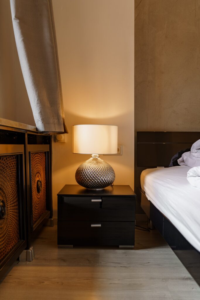 Schlafzimmer-Interior Nachttischlampe-Detail Warmes-Moodlight Hotel-Imagefilm Setdesign-Location Lowlight-Aufnahme Lifestyle-Produktvideo Innenraum-Kinematografie Szenenbild-Dekor Werbefilm-Ästhetik Color-Grading-Referenz Objekt-Detailshot