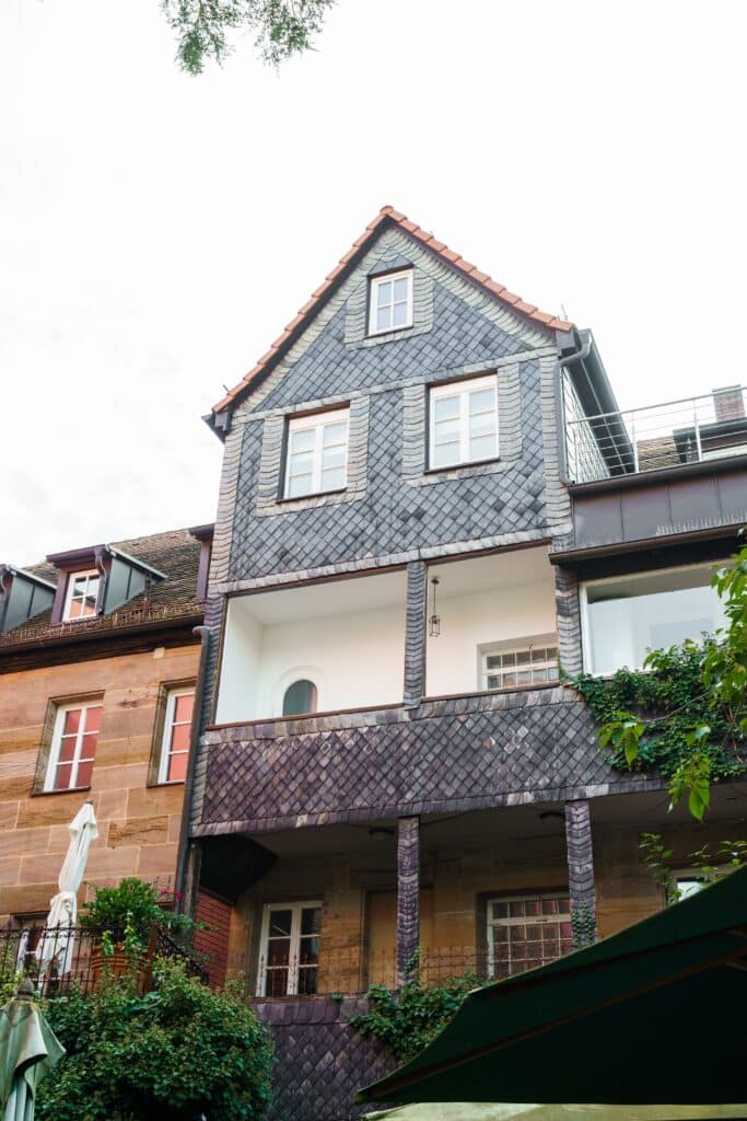 Architektur-Aufnahme Altbau-Fassade Schiefer-Verkleidung Innenhof-Balkon Unternehmens-Standort Stadt-Location Imagefilm-Dreh B-Roll Weitwinkel-Perspektive Tageslicht-Szene