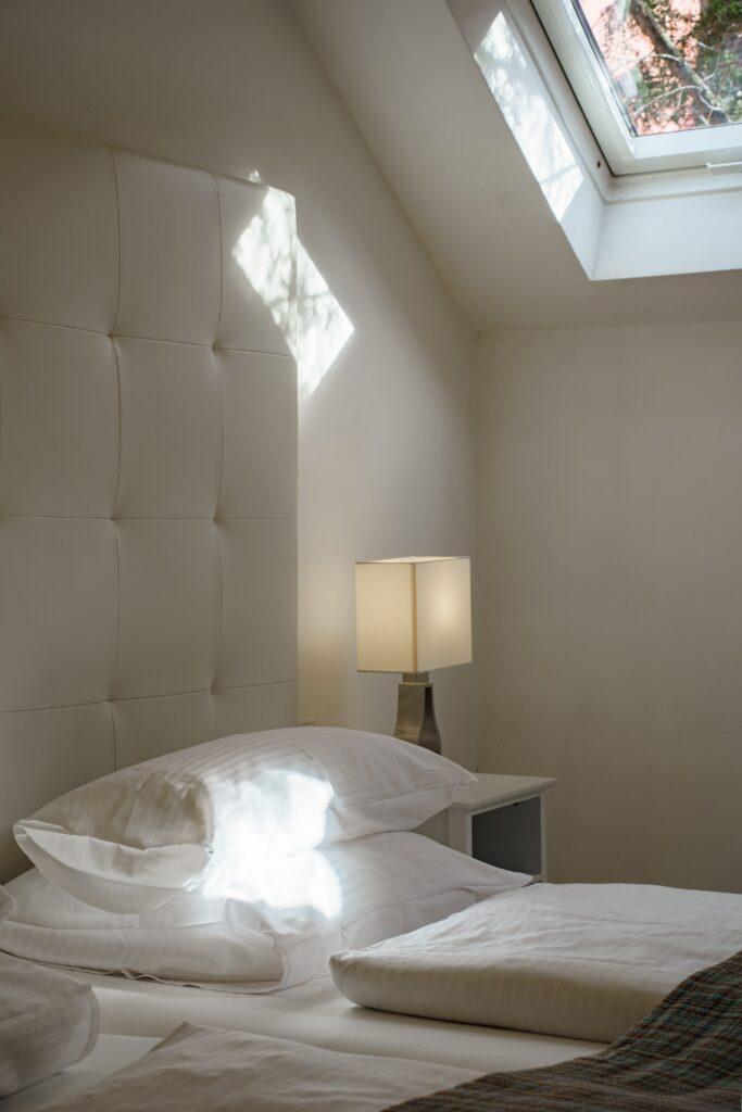 Hotel-Imagefilm, Interior-Dreh, Available-Light, Tageslicht-Szene, Fensterlicht-Atmosphäre, Detailaufnahme-Schlafzimmer, Unterkunft-Präsentation, Set-Design, Location-Scouting