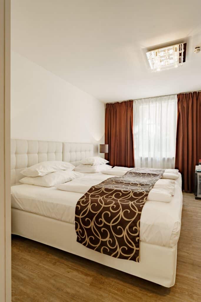 Hotelzimmer-Interieuraufnahme Imagefilm-Hotellerie Location-Setup Weiches-Tageslicht Detailaufnahme-Textilien Architekturfilm-Produktion