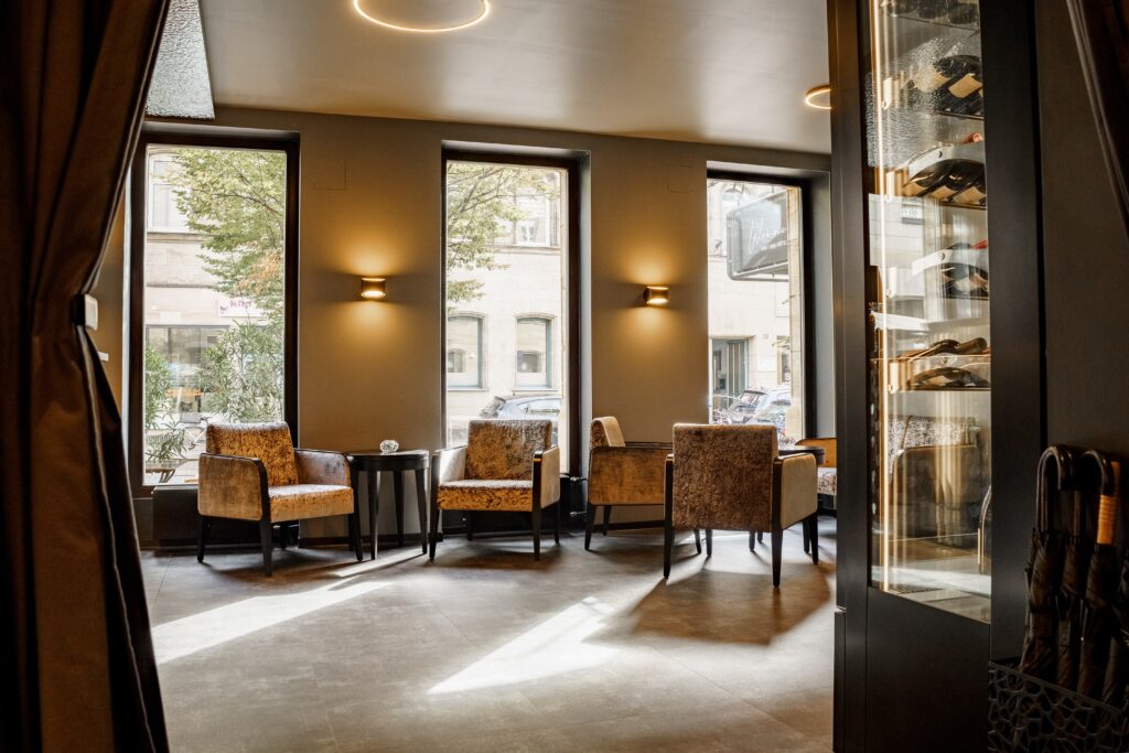 Location-Scouting, Imagefilm-Dreh, Interview-Setup, Innenraum-Location, Café-Lounge, Gastronomie, Fensterlicht, Warmes-Umgebungslicht, Moderne-Möbel, Weinschrank, Cinematic-Look, B-Roll-Aufnahme