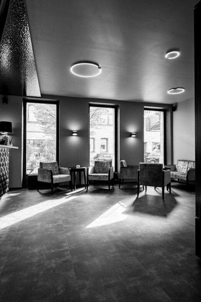 Interior-Location, Lounge-Bereich, Tageslicht-Setup, Available-Light, Interview-Location, Imagefilm-Dreh, Mood-Aufnahme, Schwarzweiß-Look, Drehlocation-Lobby, Architektur-Details
