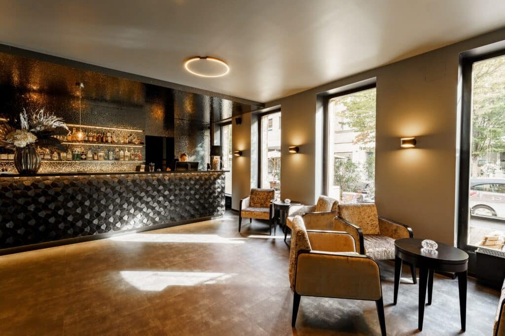 Hotel-Lobby-Location, Bar-Theke, Lounge-Sitzecke, Interior-Aufnahme, Gastronomie-Imagefilm, Architekturfilm, Available-Light, Weitwinkel-Einstellung, Cinematic-Look, Dreh-Location, Location-Scouting