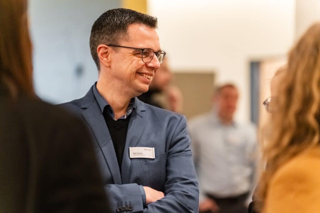 messefilm-business-event-networking, imagefilm-dreh, recruiting-video-szene, corporate-kommunikation, b-roll-gespräch, indoor-location, natürliche-beleuchtung, unscharfer-hintergrund