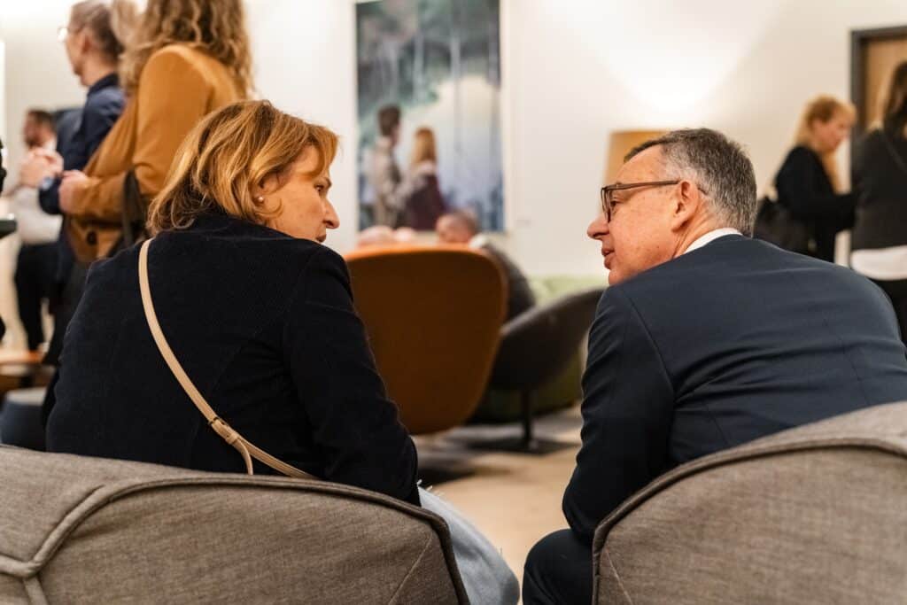 Eventfilm-Business-Networking-Lounge-Szene-Interview-Setup-Gespräch-unter-Kollegen-Unternehmensveranstaltung