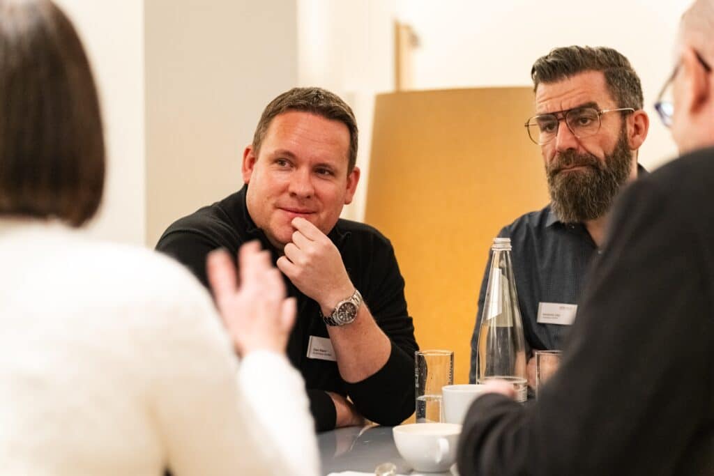 Recruiting-Video, Interview-Setup, Team-Gespräch, Business-Meeting, B2B-Event, Unternehmens-Kommunikation, Corporate-Storytelling, Natürliches-Licht