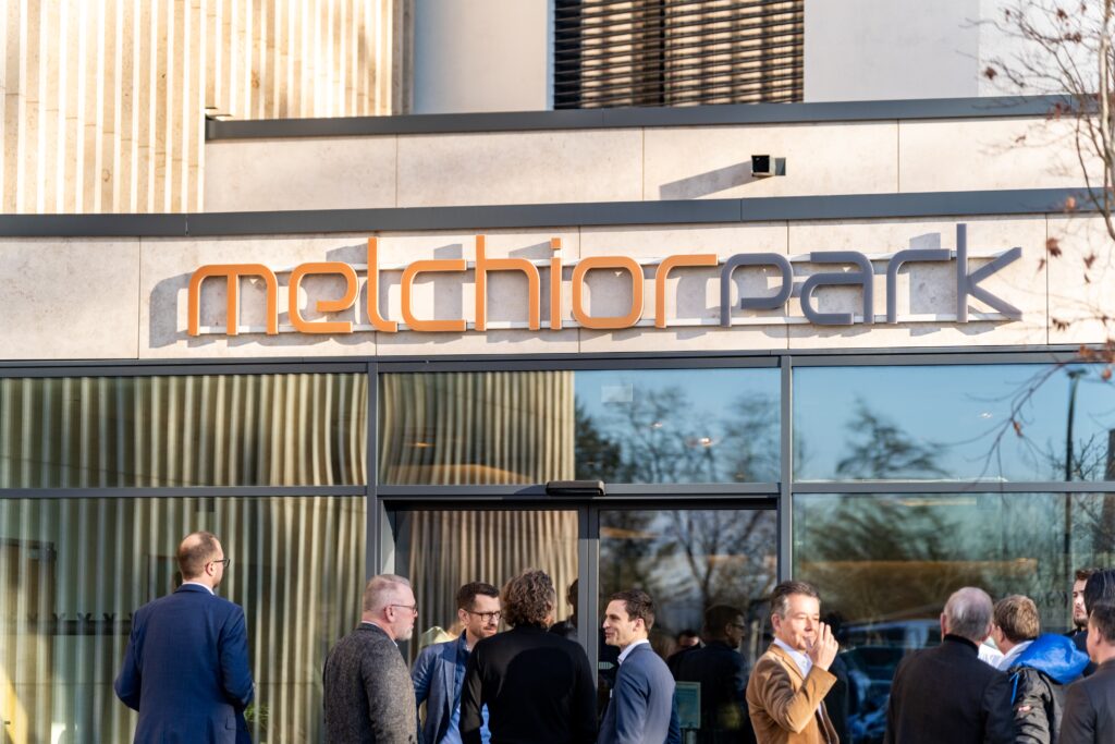 Imagefilm-Dreh Corporate-Event Unternehmensgebäude-Außenaufnahme Eingangsbereich-Glasfassade Logo-Detail Business-Networking Tageslicht-Szene Standort-Präsentation B2B-Kommunikation