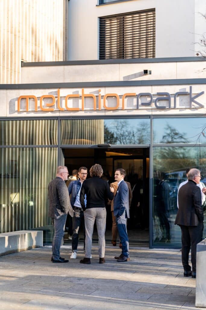 business-event, messe-film, imagefilm-dreh, networking-szene, unternehmens-standort, außen-aufnahme, corporate-architektur, interview-setup