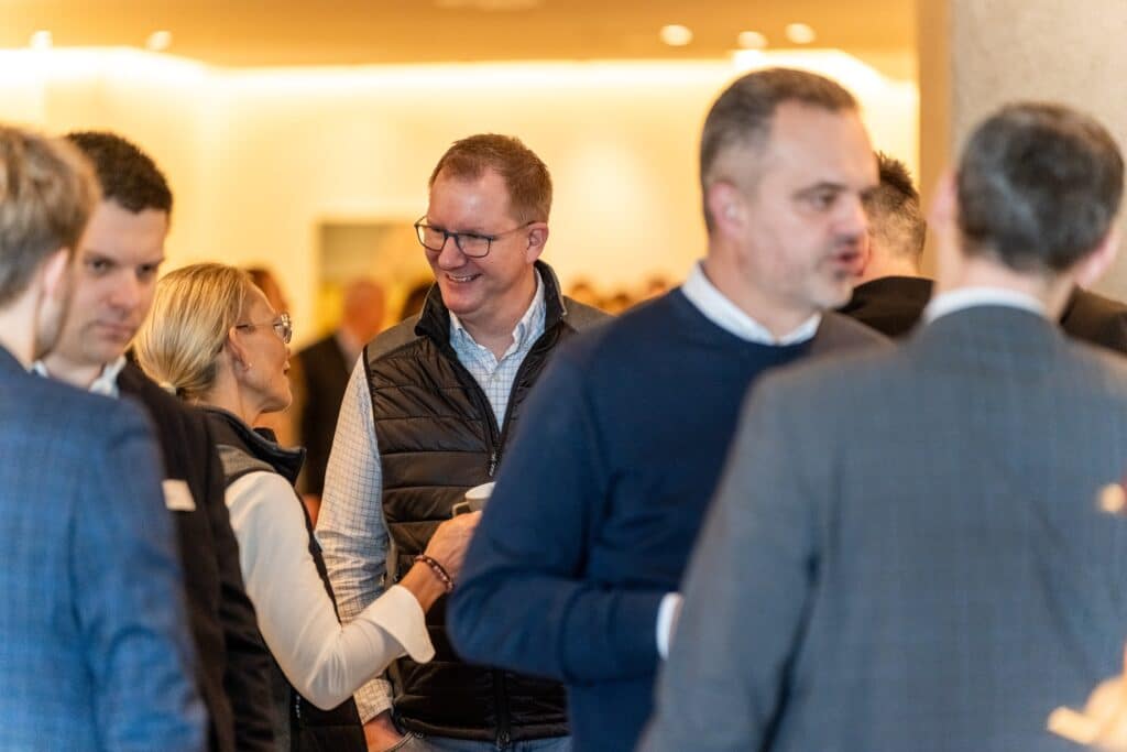 Messefilm-Networking Corporate-Event-B-Roll Business-Konferenz-Atmosphäre Gesprächsszene-im-Pausenbereich Innenraum-Lobby Authentische-Interaktion B2B-Kommunikation