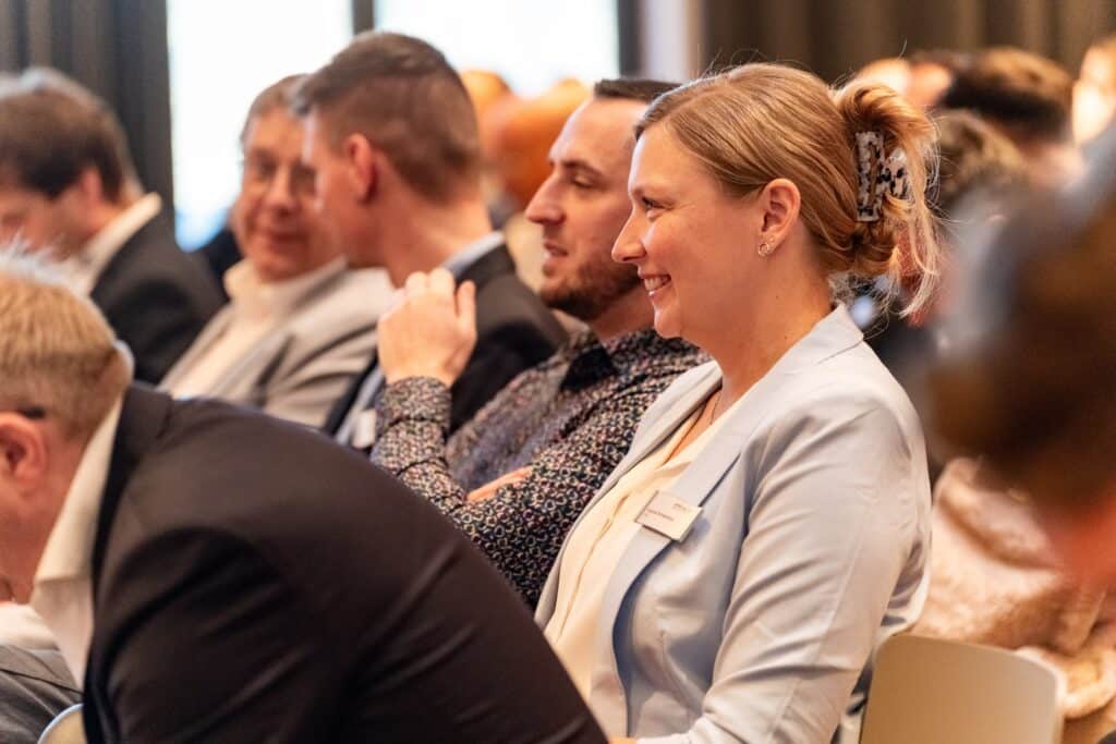 Business-Event, Konferenz-Publikum, Eventfilm-Produktion, Messefilm-Dreh, B2B-Veranstaltung, Seminar-Atmosphäre, Teilnehmer-mit-Namensschildern, Corporate-Kommunikation