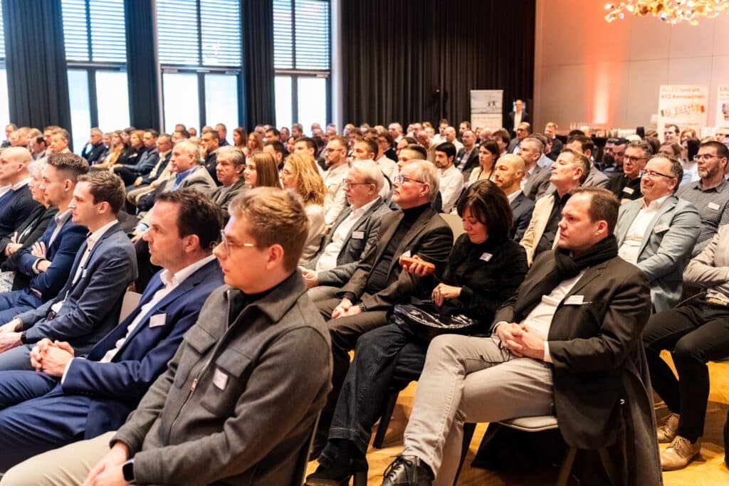 Business-Event-Konferenz, Publikum-im-Vortragssaal, B2B-Veranstaltung, Eventfilm-Dreh, Live-Event-Dokumentation, Konferenz-Atmosphäre, Keynote-Aufnahme, Messefilm-Content