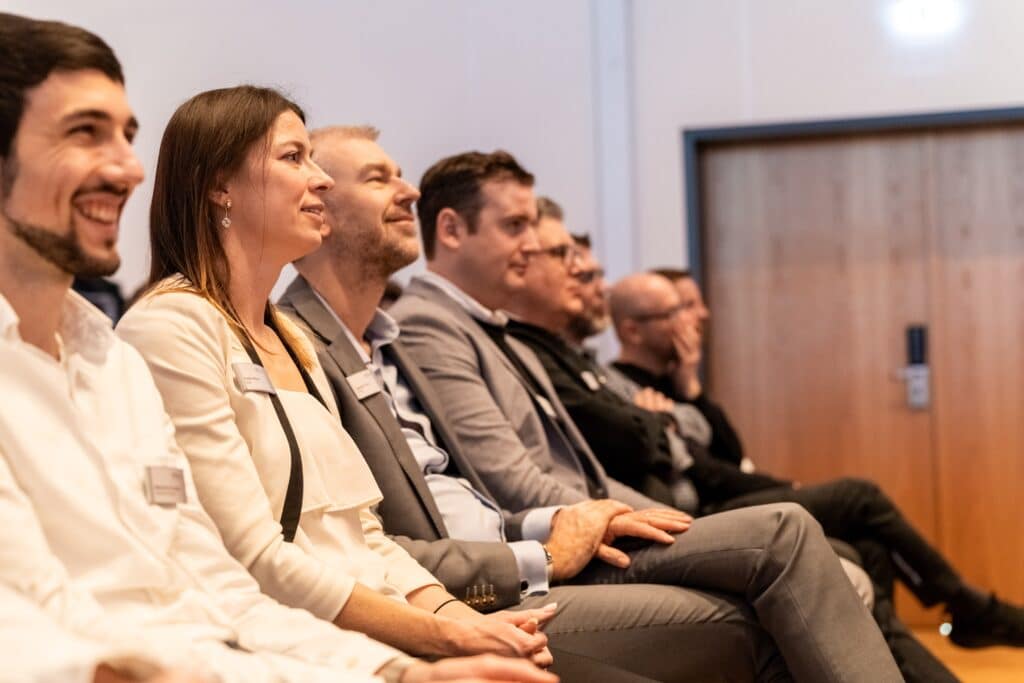 Konferenz-Publikum Event-Video Messefilm-Produktion Corporate-Umgebung B2B-Kommunikation Zuschauer-Reihe Vortrags-Situation Innenraum-Aufnahme Nahaufnahme-Emotionen