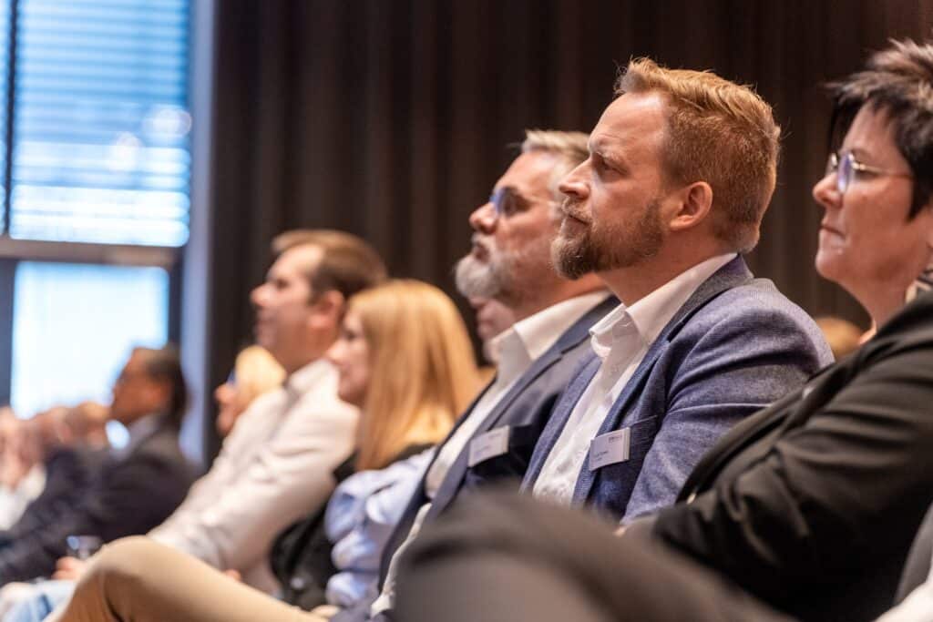 Business-Event Konferenz-Film Messe-Film Publikum-im-Vortrag Nahaufnahme-Zuschauer Corporate-Atmosphäre Event-Dokumentation B2B-Kommunikation