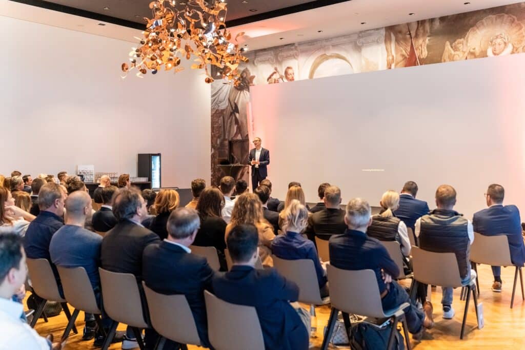eventfilm-dreh b2b-konferenz keynote-rede bühnen-setup publikum-aufnahme unternehmens-event
