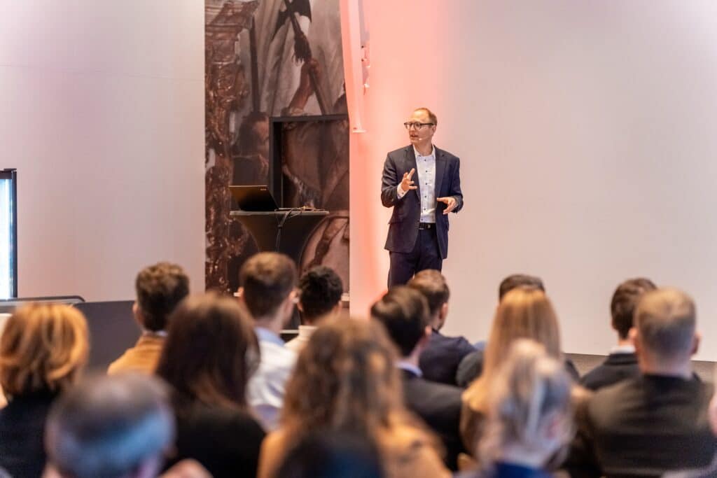 Konferenz-Eventfilm, Keynote-Aufzeichnung, Business-Vortrag, Redner-Aufnahme, Publikums-Perspektive, Bühnen-Präsentation, Messe-Film, Unternehmens-Veranstaltung, Live-Video-Produktion, Konferenz-Saal