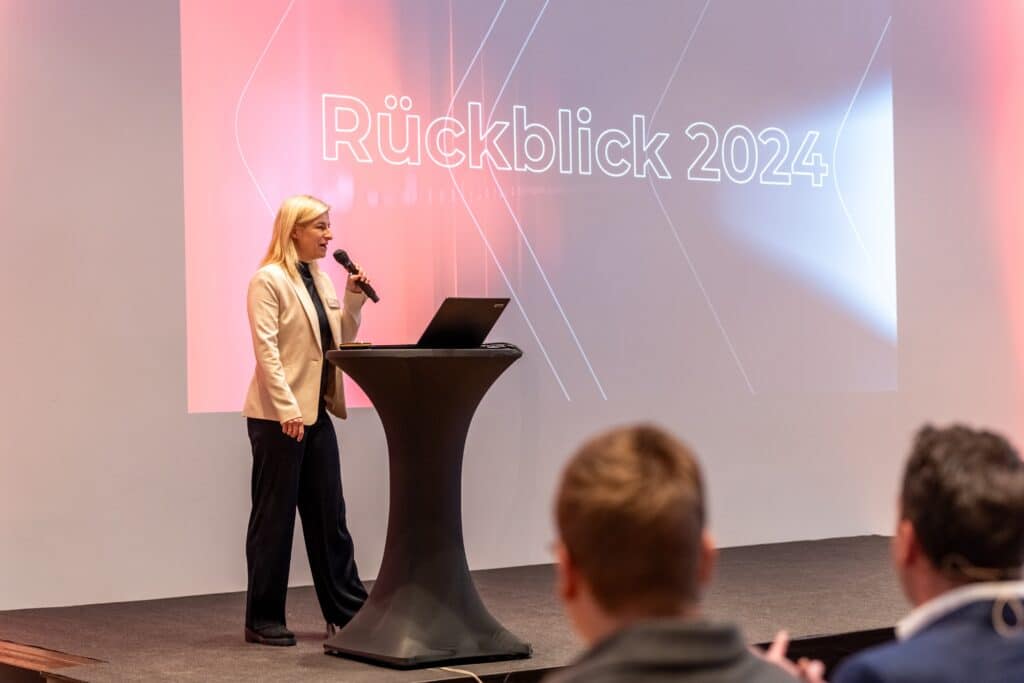 Eventfilm-Konferenz Keynote-Aufnahme Bühnen-Moderation Präsentations-Setup Corporate-Event Livestream-Produktion Vortrags-Mitschnitt Publikums-Szene