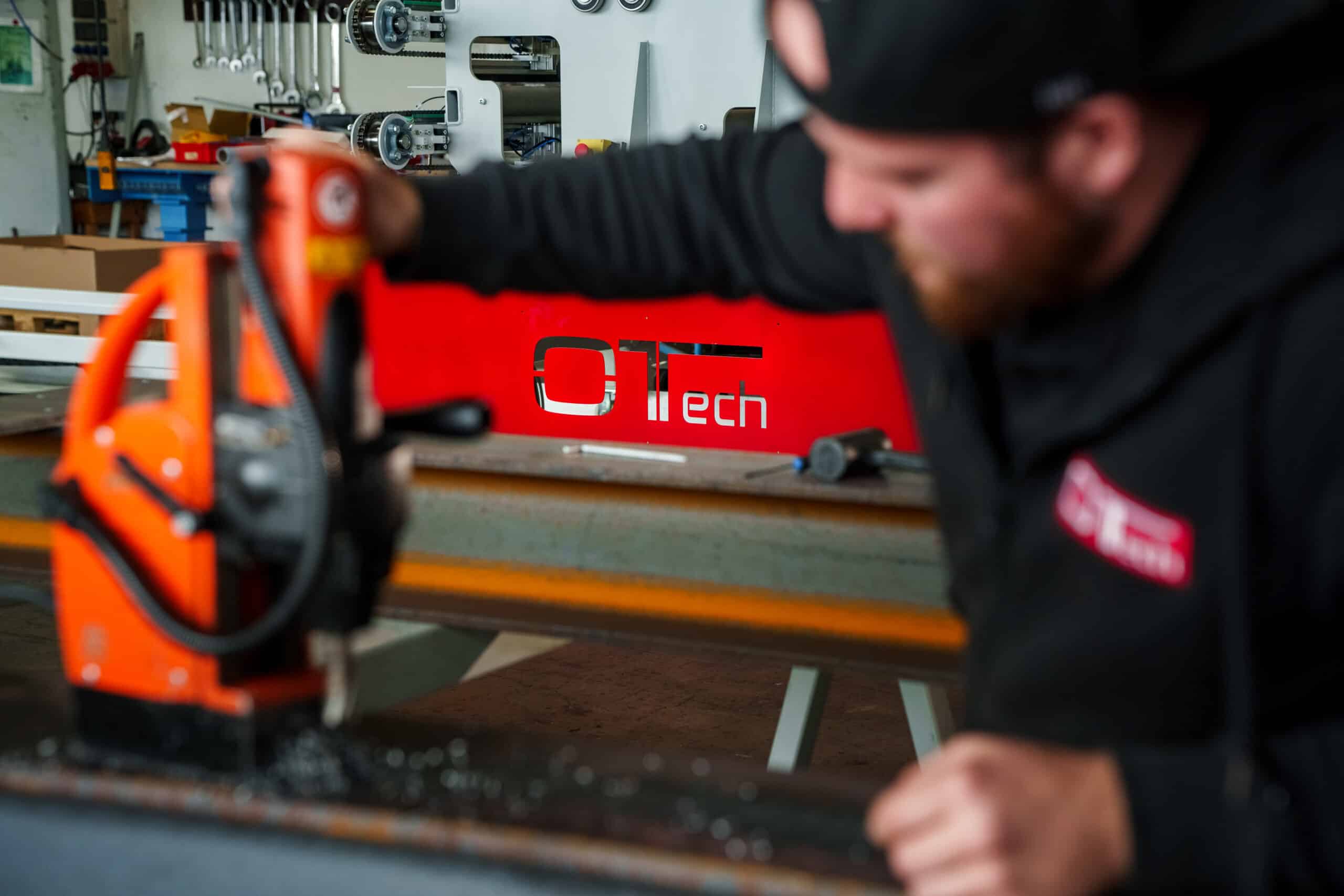 industrie-werkstatt metall-bearbeitung bohr-prozess magnet-bohrmaschine mitarbeiter-an-der-maschine imagefilm-dreh produkt-video industrie-umgebung nah-aufnahme marken-branding