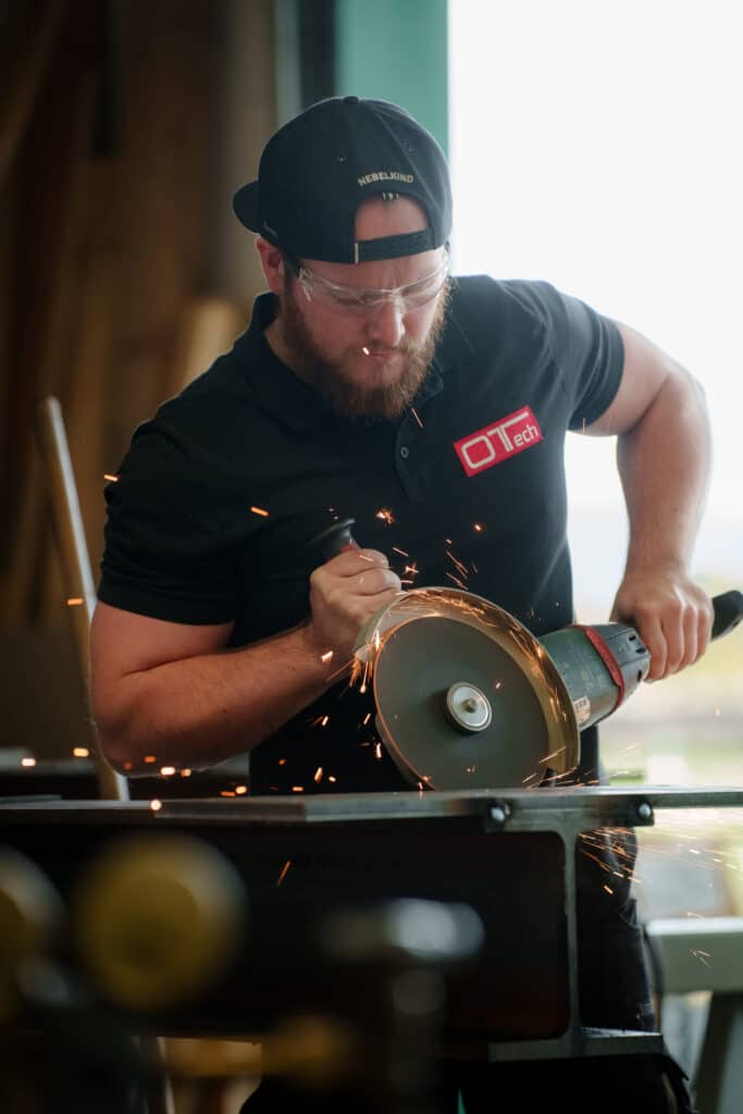 industrieumgebung-metallbearbeitung-winkelschleifer-funkenflug-werkstatt-sicherheitsbrille-imagefilm-dreh-recruiting-video