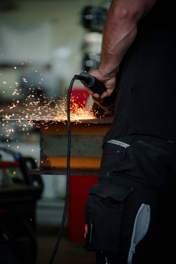 Industrie-Umgebung, Metallbearbeitung-Detail, Funkenflug-Nahaufnahme, Handwerk-Action, Werkstatt-Szene, Imagefilm-Dreh, Recruiting-Video, Produktvideo-Industrie