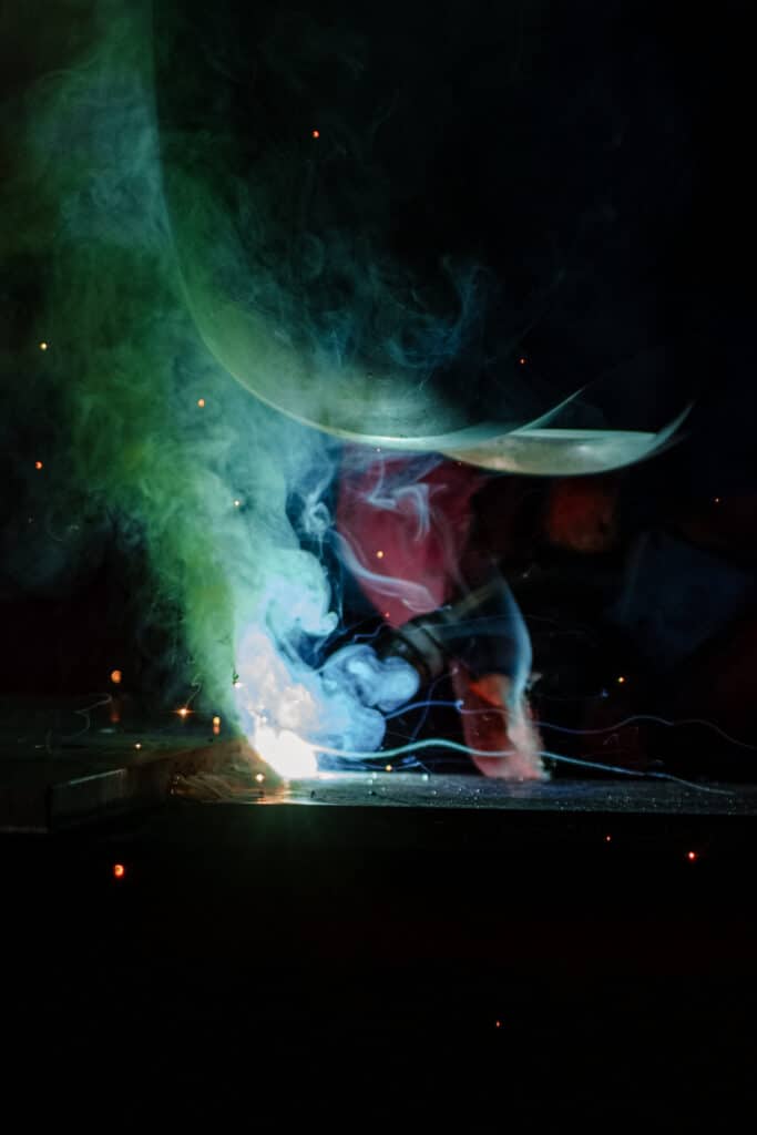 industrie-umgebung schweiß-prozess funken-flug metall-bearbeitung nah-aufnahme imagefilm-dreh produktions-film b-roll lowlight-aufnahme werkstatt-szene