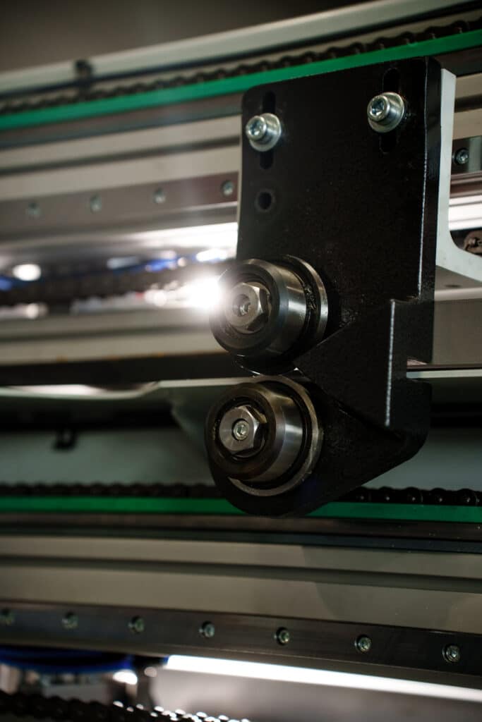 Industrie-Umgebung Maschinen-Detail Produktions-Anlage Rollen-Lager Ketten-Antrieb Metall-Komponenten Nah-Aufnahme Produkt-Video Fertigungs-Prozess