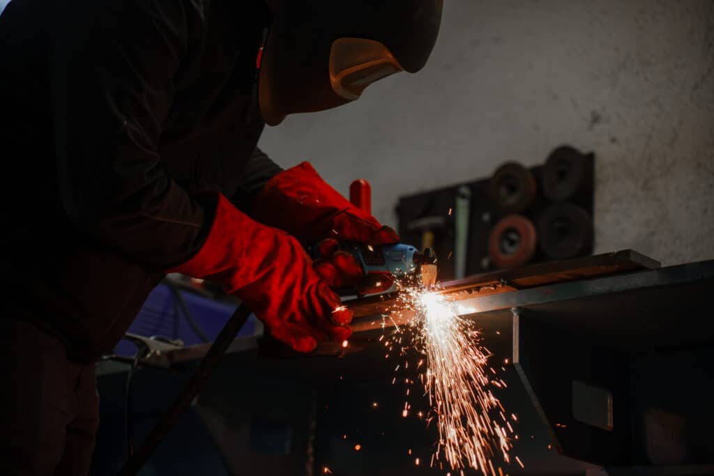 Industrieumgebung-Metallbearbeitung-Plasmaschneiden-Funkenflug-Werkstatt-Detailaufnahme-Produktionsprozess-Imagefilm-Dreh