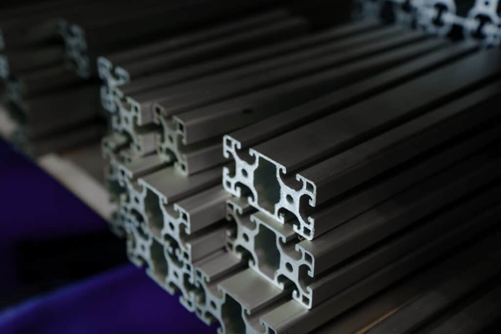 industrie-umgebung aluminium-extrusionsprofile detail-aufnahme produkt-video fertigungs-prozess b-roll makro-aufnahme metall-bau